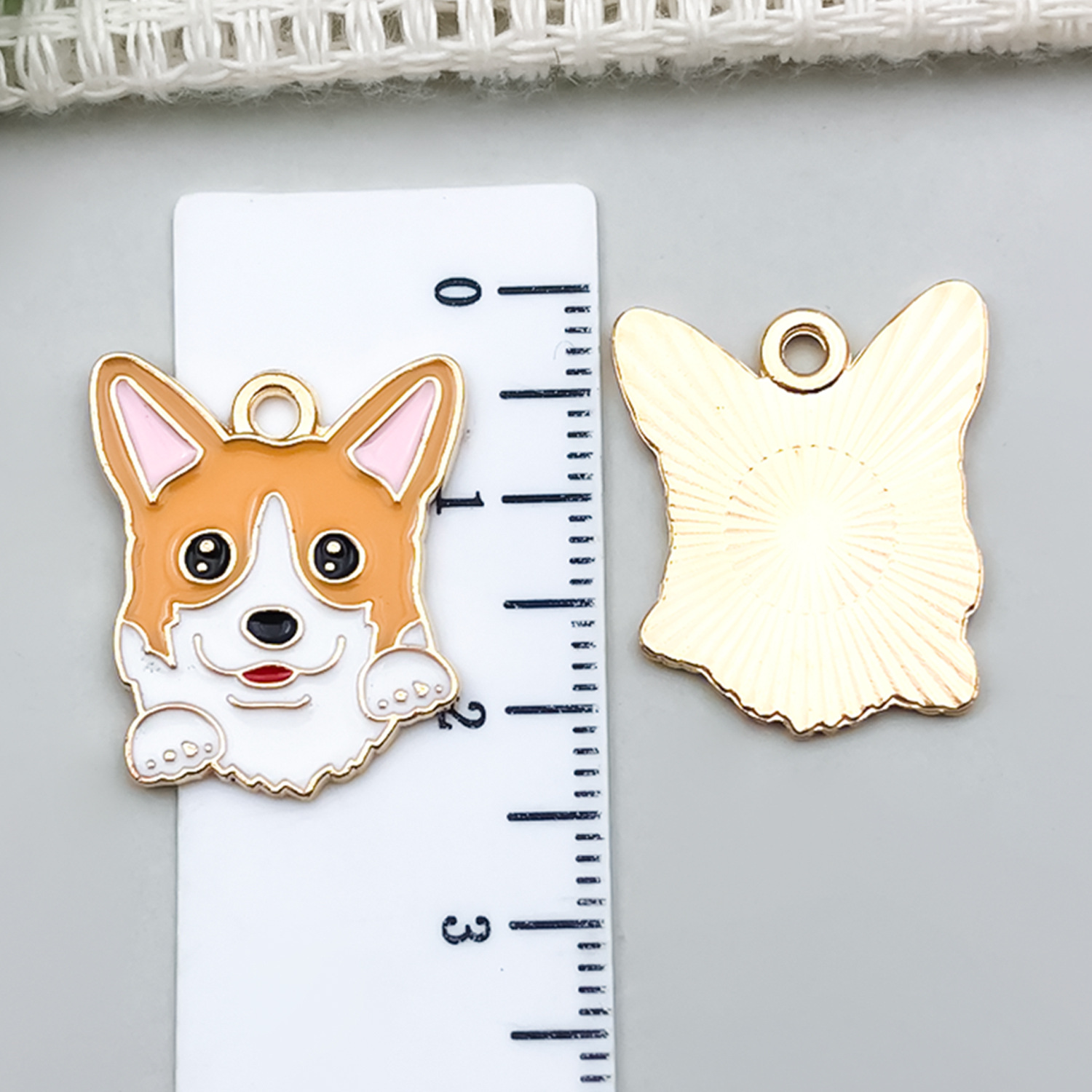 노란색과 흰색 암컷 코기 1마리 21x18mm-1.6g-23001