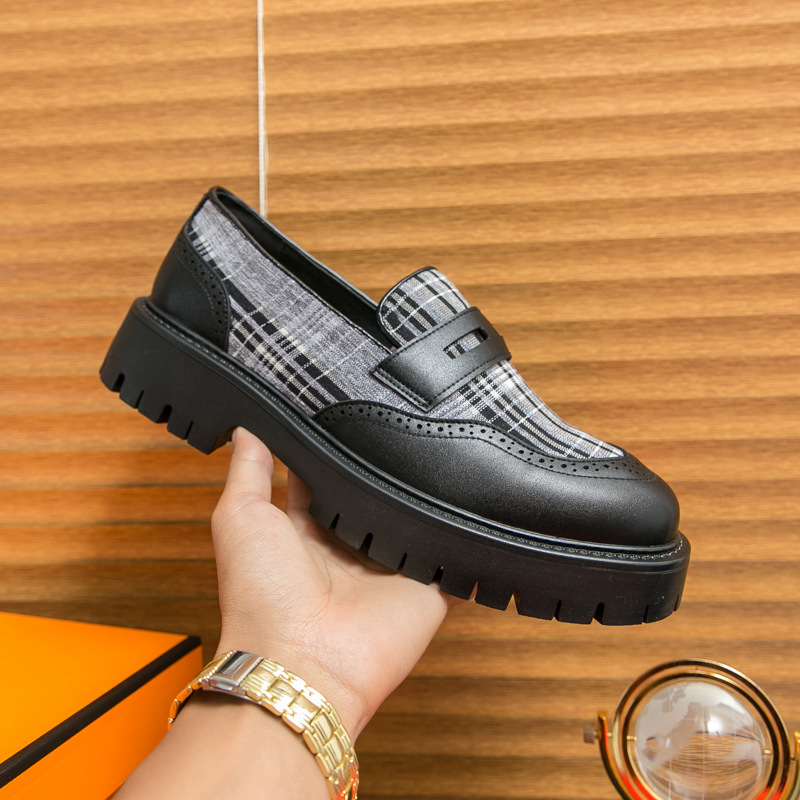 Cross-border tamaño 46 graso aumento de la parte superior de los zapatos de cuero de hombre esmaltado cara brillante zapatos casuales de talón grueso Lefour estilo de pelo zapatos de moda
