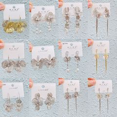 Liyin/Libeliyingの誇張された雰囲気の花のイヤリング、新しいニッチなデザイン、シンプル、絶妙、ファッショナブル、甘くて軽い