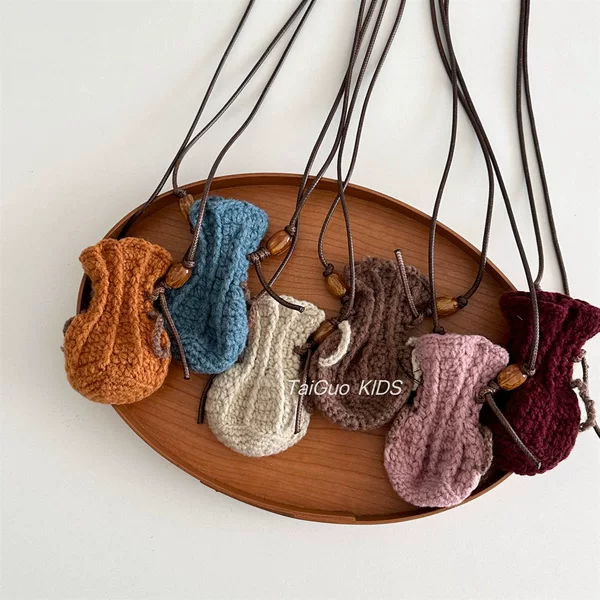 Korean influencer's same style hand-woven mini earphone bag, artistic and stylish accessory, neck-hanging decorative key bag