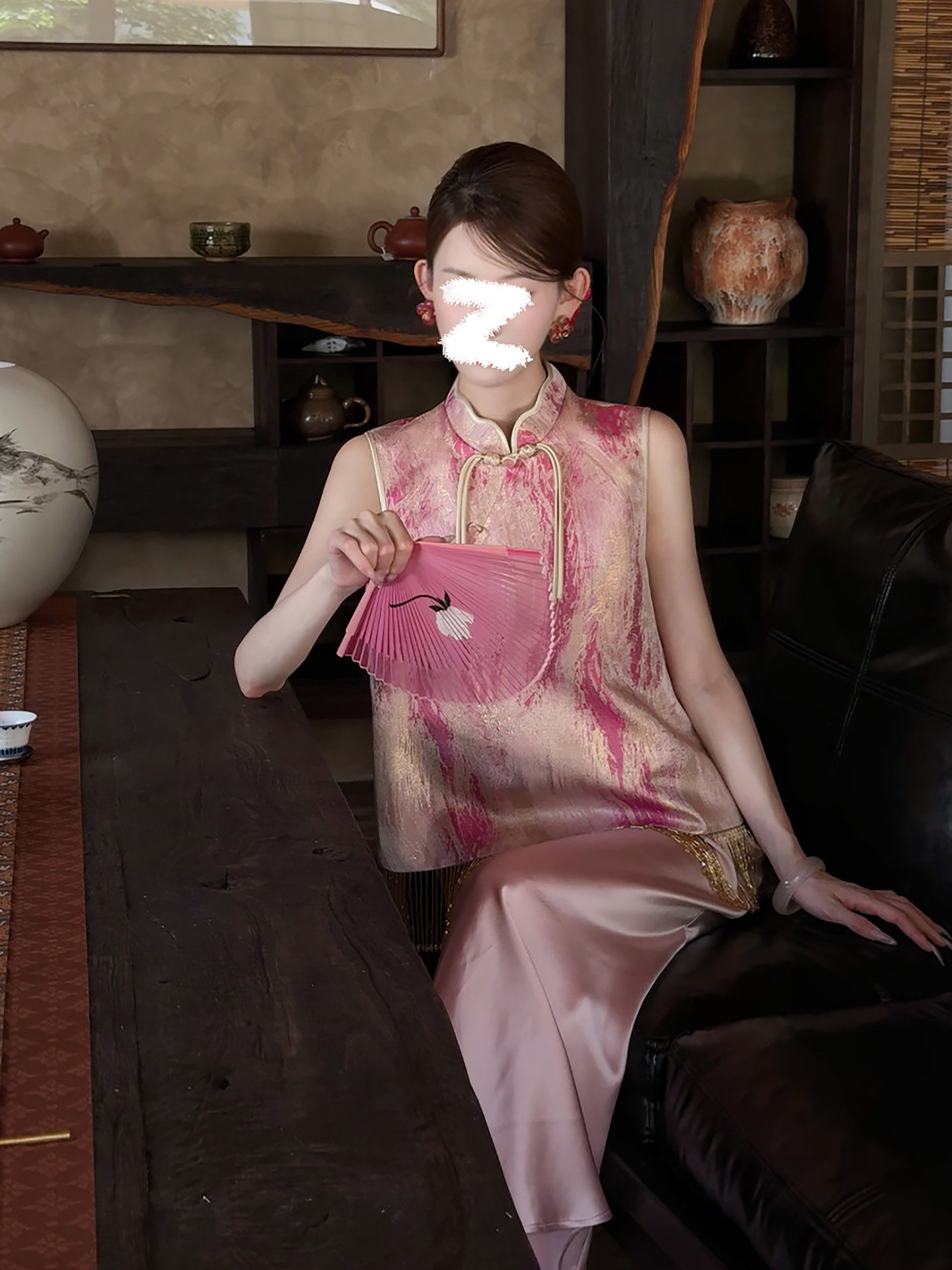Áo gile cổ cao nữ phong cách Tân Trung Hoa, thiết kế hoa văn thêu vàng sang trọng — Trang chủ chi tiết 2