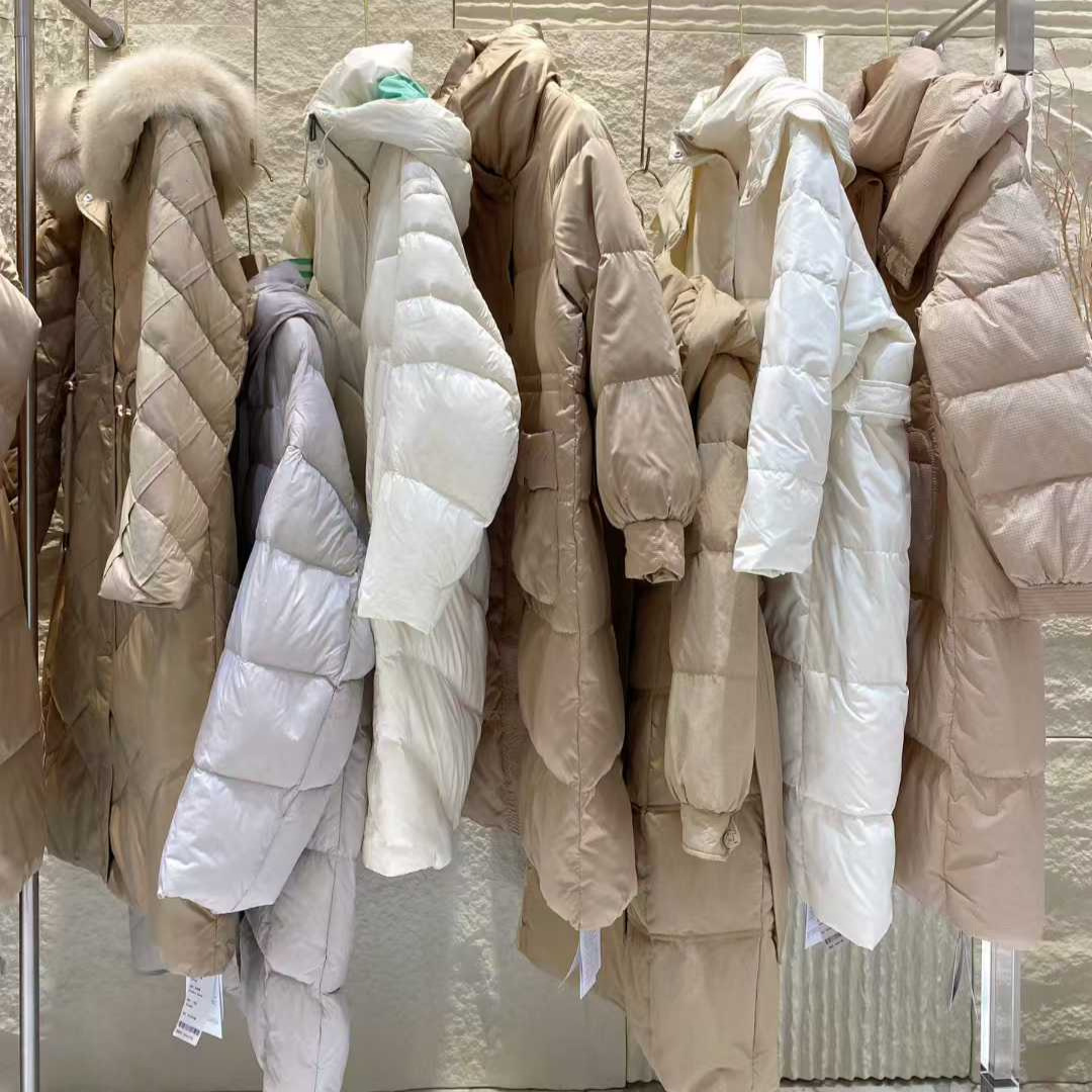 艾苪菲25冬羽绒服款式时尚新颖国标90%绒保暖舒适高品质女装批发