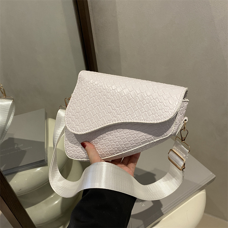 2025 primavera y verano trenzado bolsa de moda silla de montar este año bolsos populares bolsos simples y elegantes bolsos de hombro