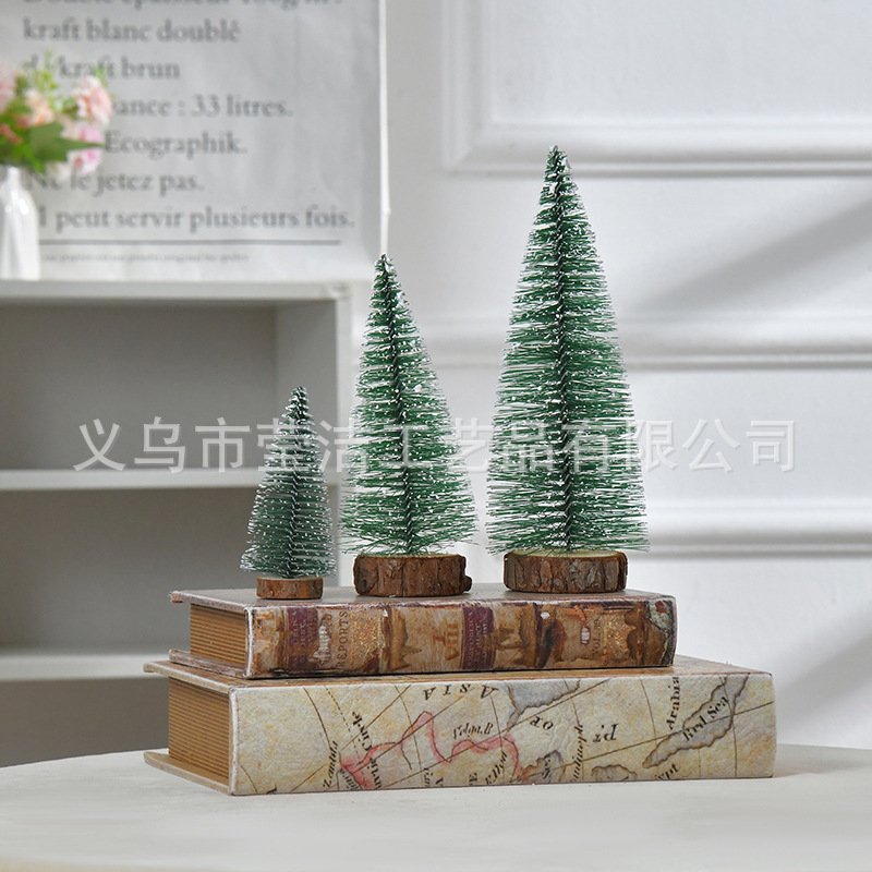 Adornos navideños miniatura con árboles de pino con copas blancas, copos de nieve, agujas de pino y agujas de cedro para crear escenas y ambiente.