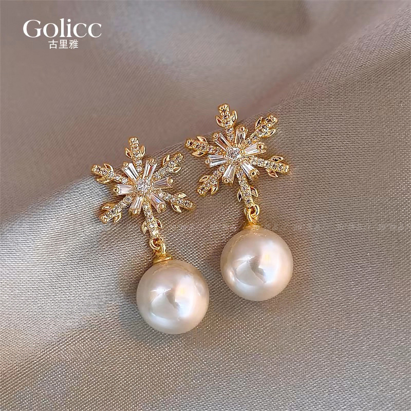 高級な真似のバロックは真珠のイヤリングをまねます。