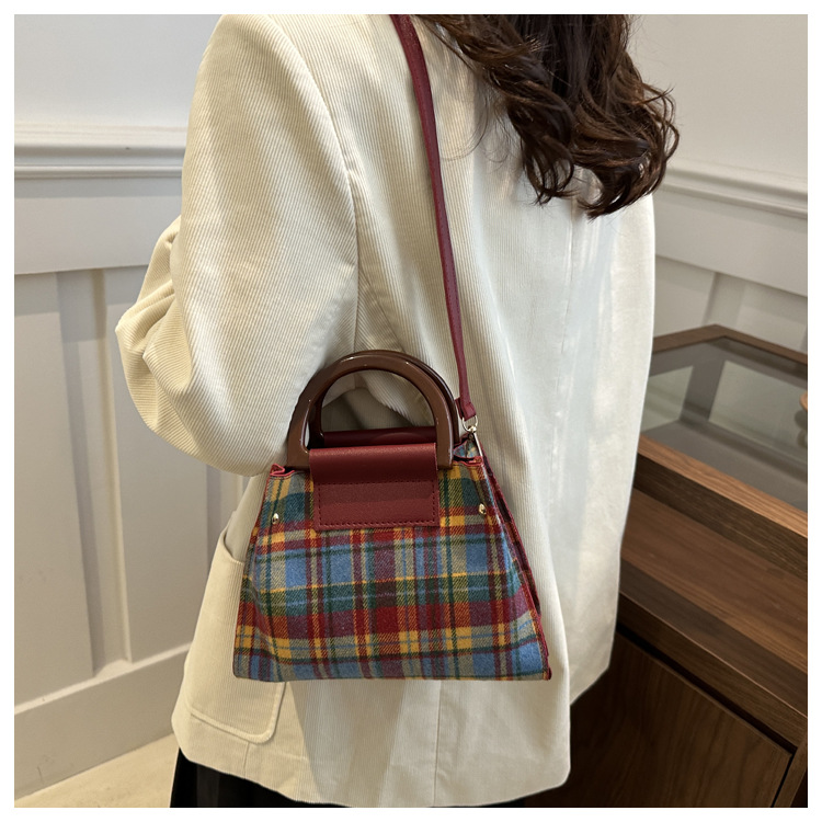 This is a trendy and stylish single-shoulder underarm bag with a contrasting color for the autumn of 2024. It features a unique design and is retro and individualistic undefined
