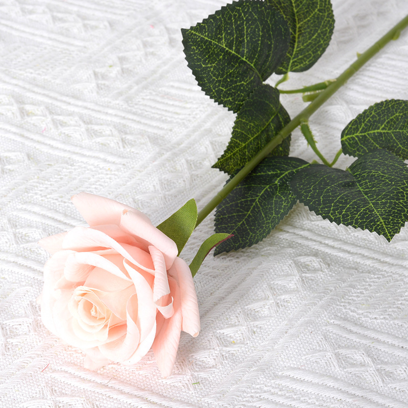 Rosa artificial sensación hidratante de gama alta sola rosa mano sosteniendo flor falsa boda Hotel hogar sala de estar Decoración