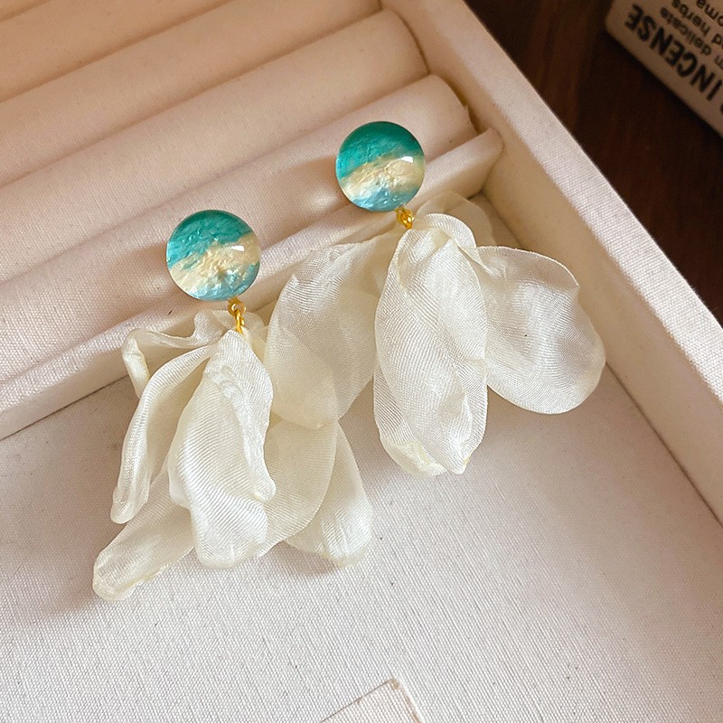 Pendientes de borla de flores de tela de aguja de plata Pendientes de estilo de vacaciones junto al mar