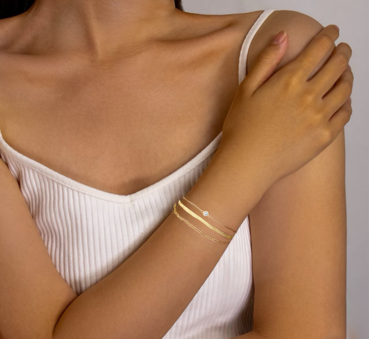 Set di bracciali da donna a più strati in ottone con placcatura in oro autentico e pietre di zirconi, impilabili e versatili._voghion.com