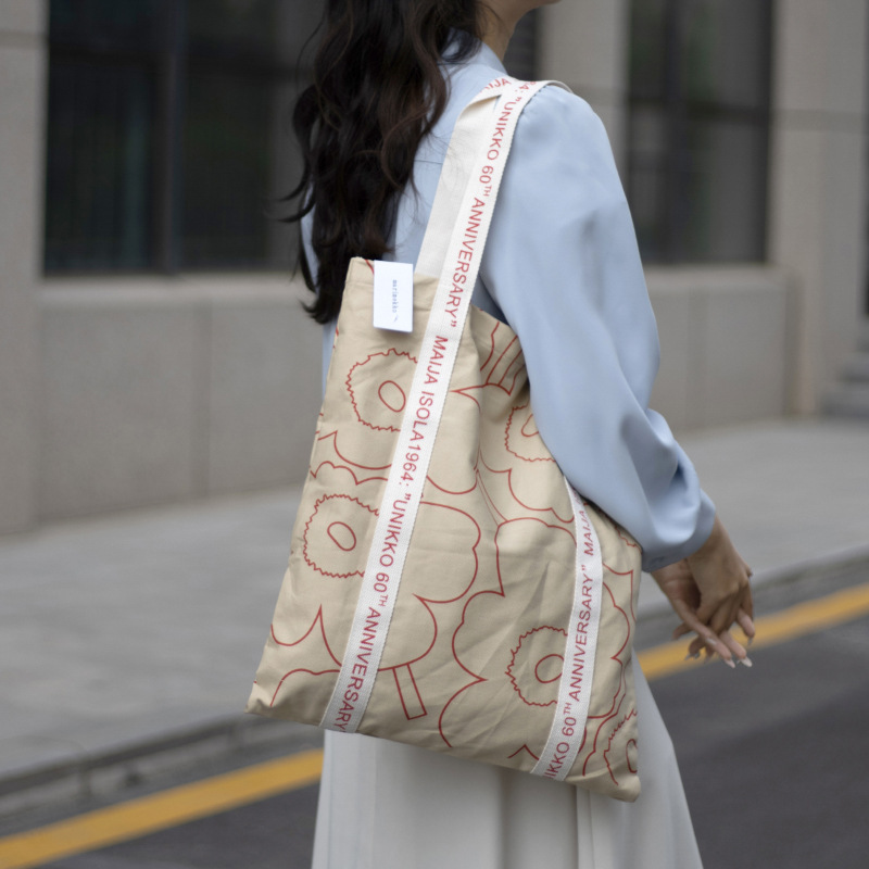 キャンバスバッグ北欧フィンランドフラワーレタープリントトートバッグファッションカジュアル大容量環境に優しいポータブルショッピングバッグ