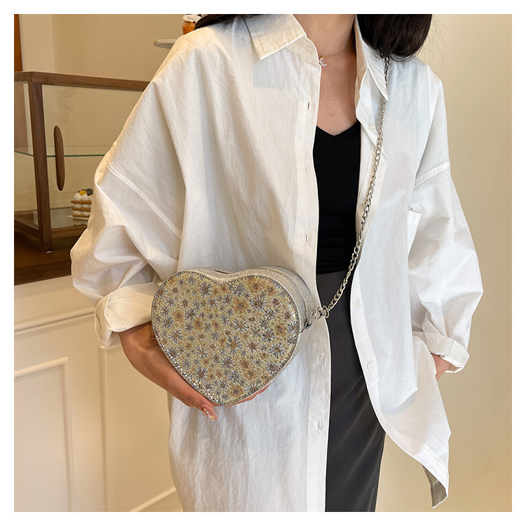 Mujeres Pequeña Cuero Sintético Forma De Corazón Ropa De Calle Cadena En Forma De Corazon Cremallera Bolsas De Hombro display picture 6