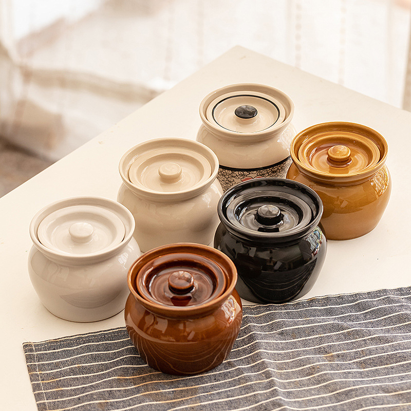 陶磁器の煮物の杯の瓦の缶は水を隔てて一人で蒸し卵の缶を食べます。|undefined