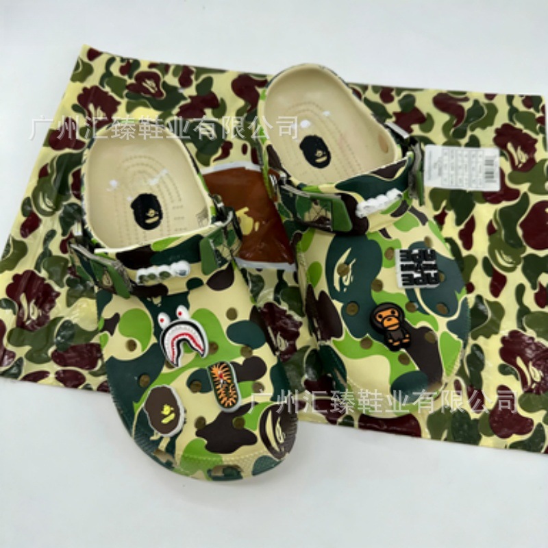 2025 nueva impresión de hebilla de hierro camuflaje cabeza de mono agujero zapatos cómodos y versátiles zapatos para hombres y mujeres sandalias zapatillas de playa