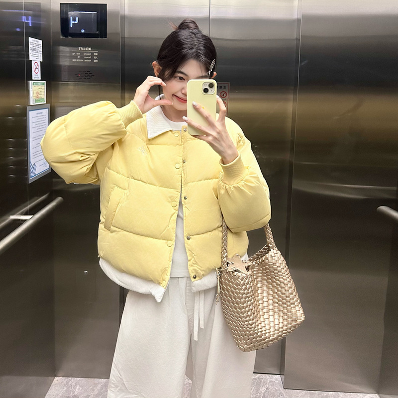 Corea del Sur en invierno de 2025 nuevo tipo de ropa de algodón de pluma de mujer pequeña corta engrosada calentamiento falso de dos piezas chaqueta de algodón image 1
