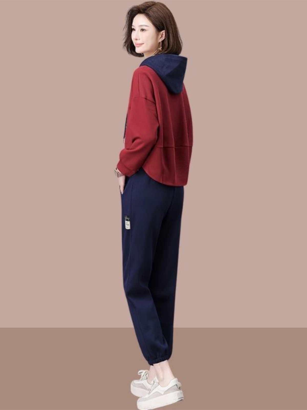 Early Autumn New Women's Clothing Set, Popular High-End Small and Stylish Age-Reducing Casual Sportswear Two-Piece Set