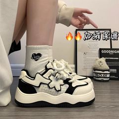 キャンパス風にベルベットの厚い底の白い靴2024冬の起爆小花ins百合小衆オリジナル運動板靴