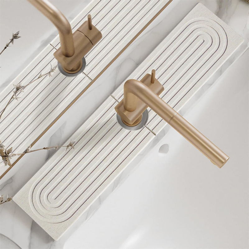 흰색 뒤로 직선형 풀 그루브 수도꼭지 패드