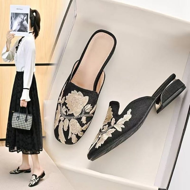 Nuevo estilo chino bordado chinas zapatillas de cabeza para mujeres verano 2026 nuevo estilo retro Muller moda versátil zapatillas de cabeza de cabeza media