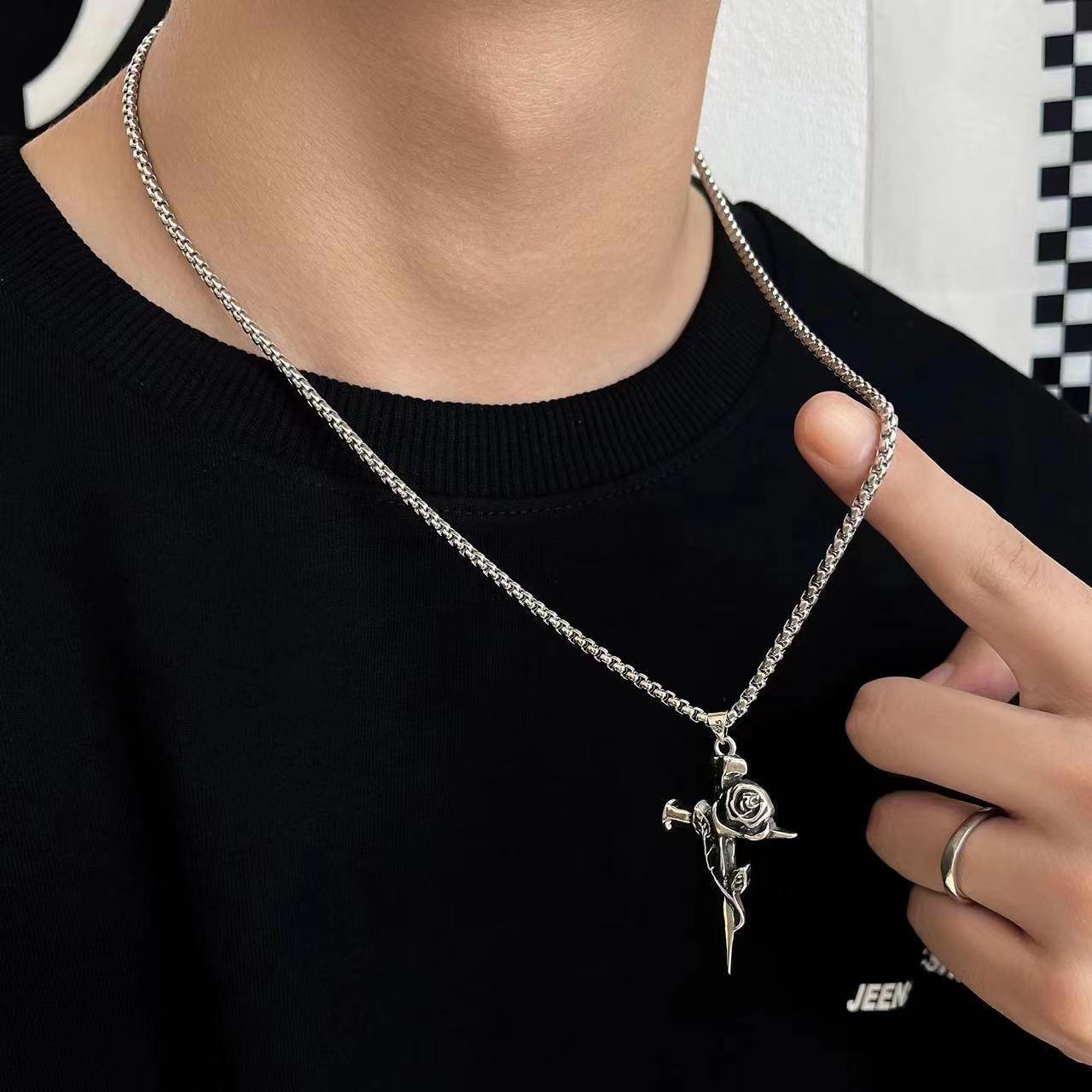 Collier en croix Chencui Wilk Rose avec un design de célébrité Internet longue et froide, sensation de luxe léger et extraordinaire_voghion.com