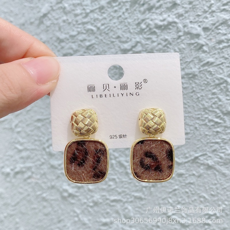 丽银/丽贝丽影早秋新款豹纹马毛系列棕色耳环几何造型925银针耳饰|undefined