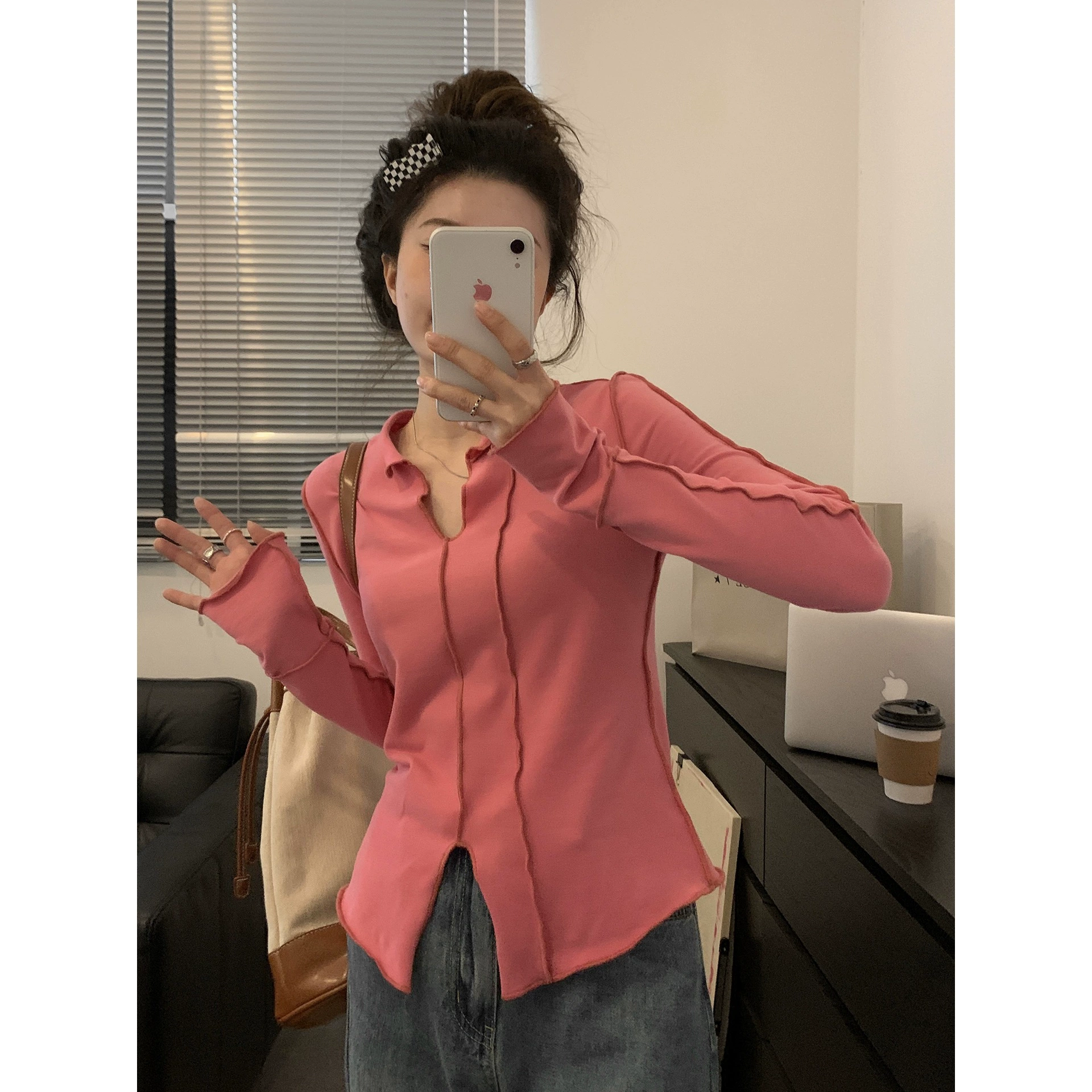 Женская футболка с v-образным вырезом и длинными рукавами, ранняя осень 2024, новый дизайн, короткая облегающая рубашка с разрезом, топ с внутренней нижней частью