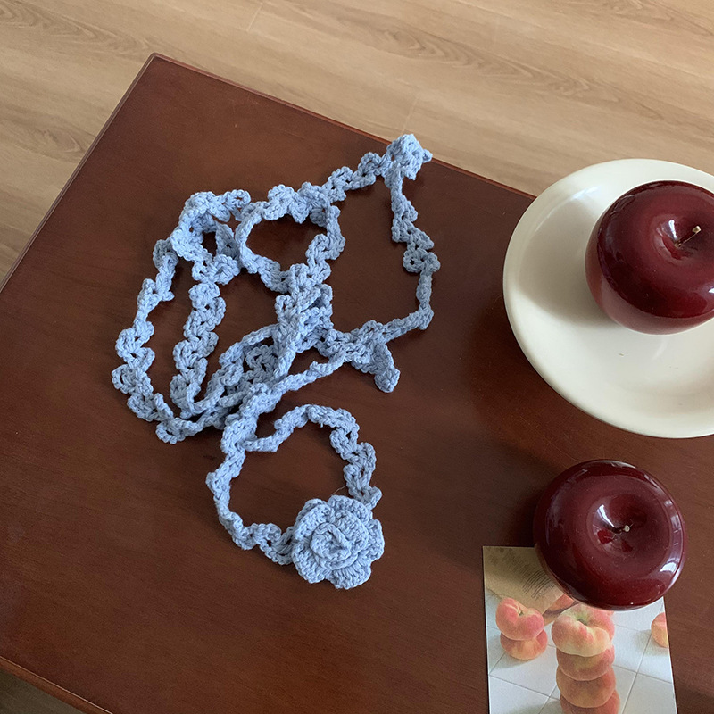 Pañuelo de seda, tira larga, sentido de alta calidad, nuevo estilo, flor de ganchillo tejida a mano, bufanda estrecha, serpentina, collar de cadena de clavícula