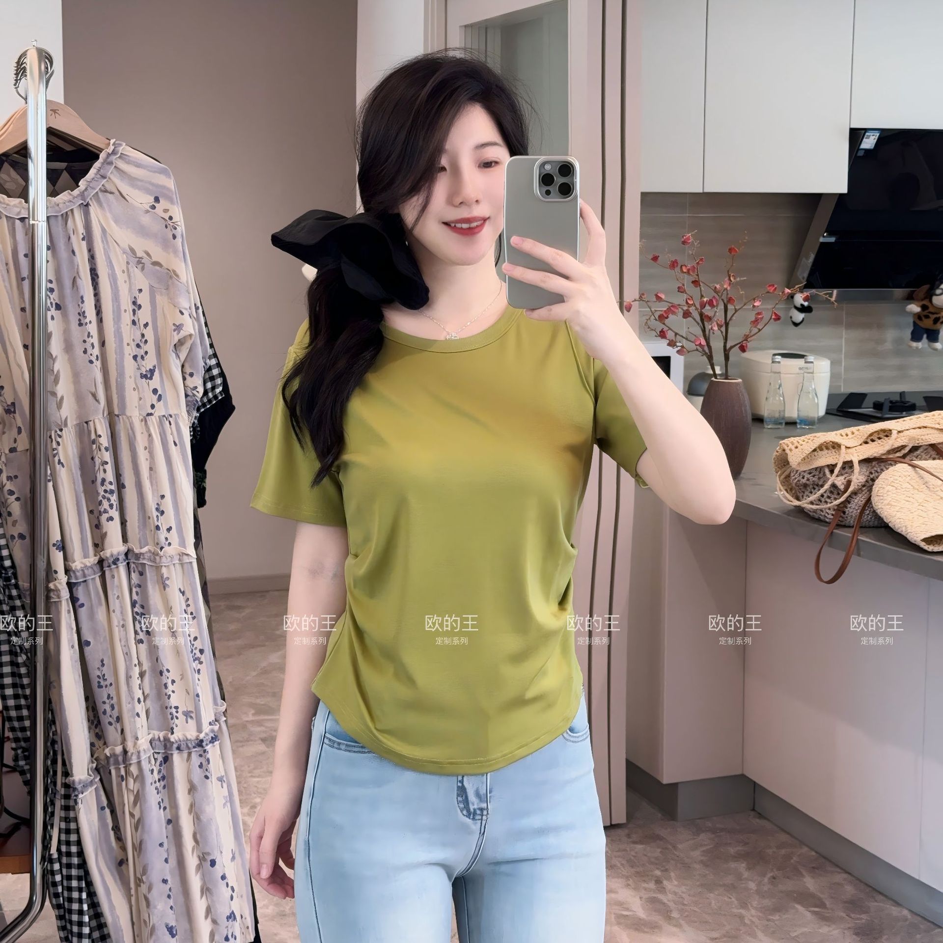 [93% Lycell Tence] Hermoso hombro, cintura pequeña, hombro recto, camiseta de color sólido, delgado, simple, casual y versátil