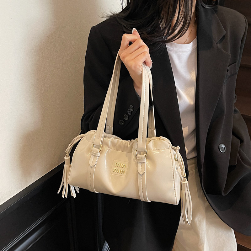 Bolso femenino portátil de cercanías de palo francés francés retro, cuero de cera de aceite retro, cordón plisado, bolso de bola de masa casual de un solo hombro