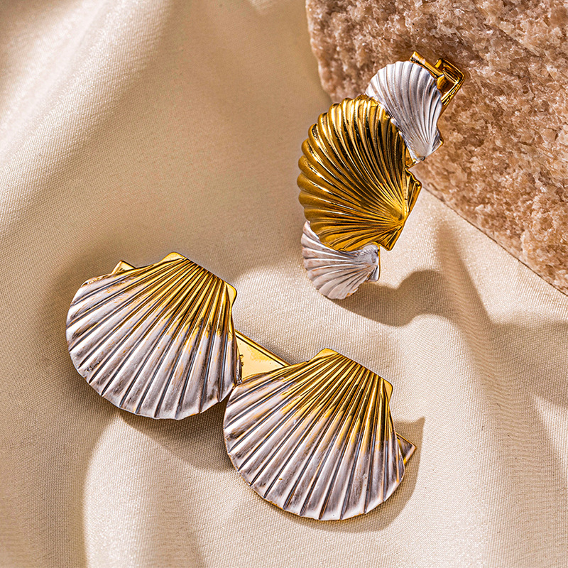 Tina Europa y los Estados Unidos acero inoxidable transfronterizo chapado 18K oro viento conchas doradas brocas de pelo nicho no decoloración adornamientos para el pelo al por mayor
