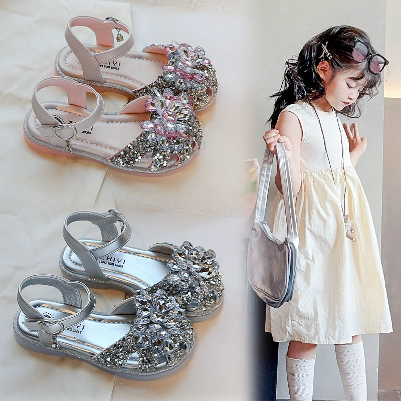 Модные летние босоножки для девочек 2025 года, корейский стиль, стиль принцессы, яркие бриллиантовые танцевальные кристальные туфли, детские мягкие сандалии с закрытым носком