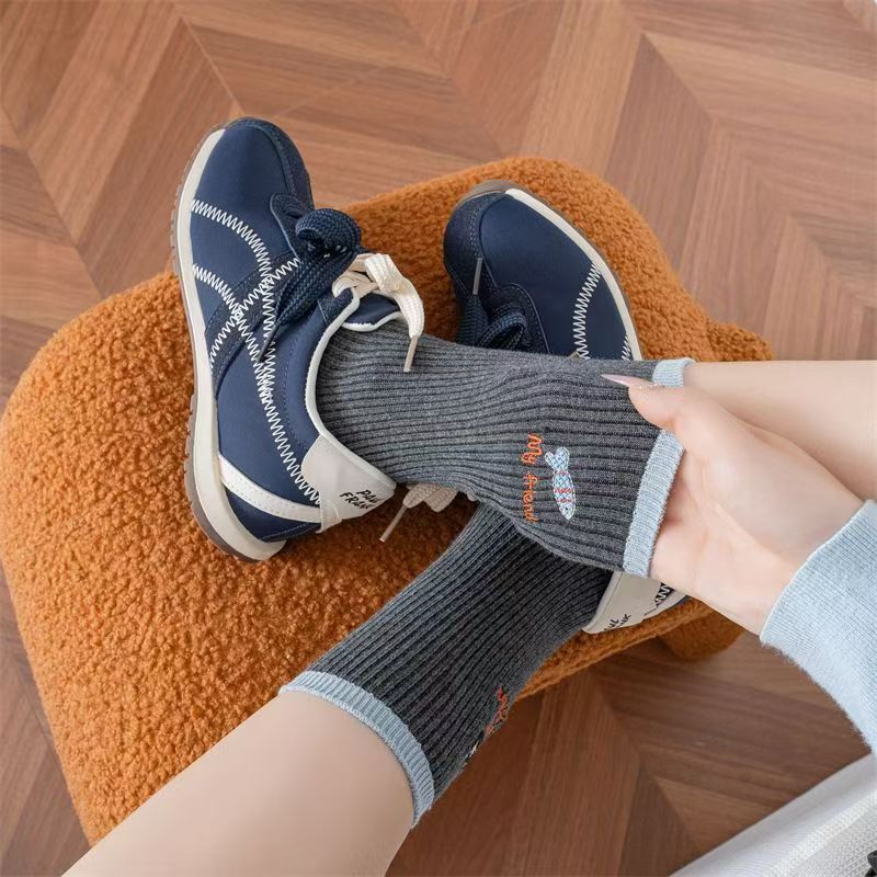 Otoño y invierno calcetines de moda de la personalidad femenina, color combinado, versión AB bordada, letras de pez, medias, medias