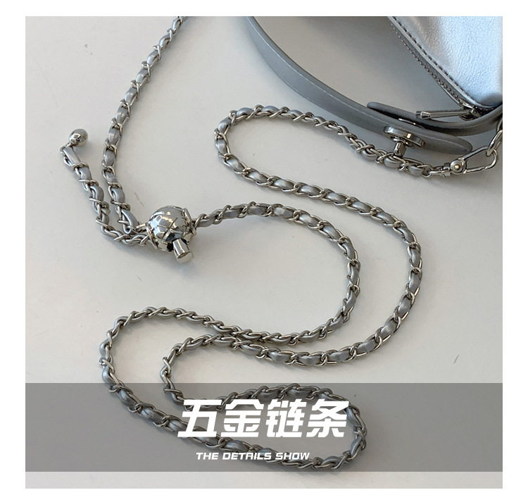 A stylish and elegant hand-held small square bag for women in the summer of 2025, featuring an Instagram-chic and high-end single-shoulder crossbody women's bag Application Scenario