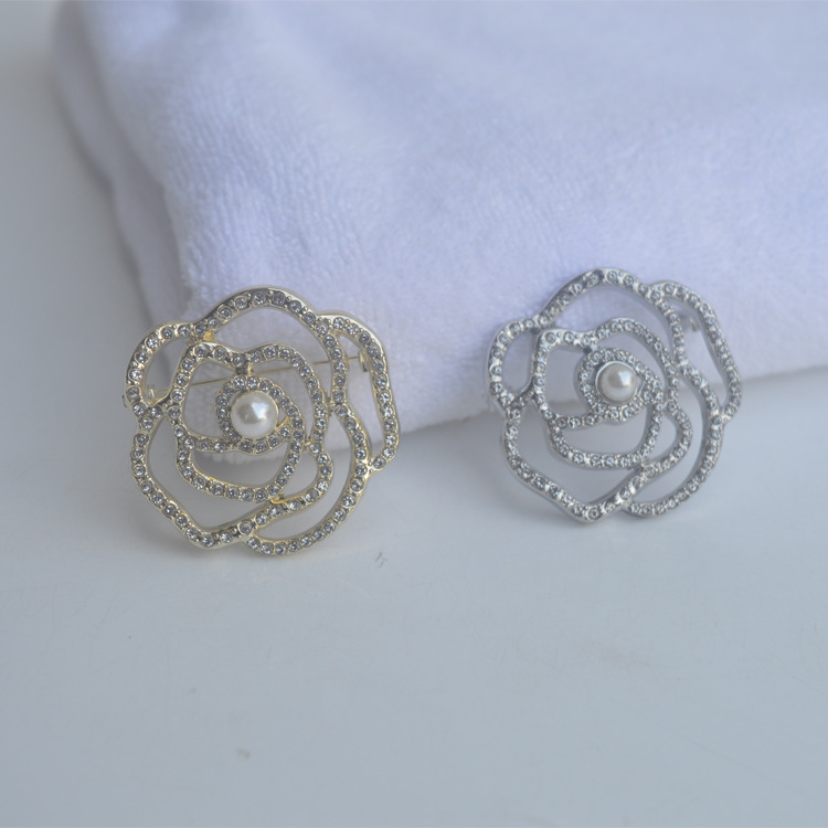 Broche florale entièrement sertie de diamants et ornée de perles, style coréen, idéale pour les tailleurs et vestes. Disponible pour_voghion.com