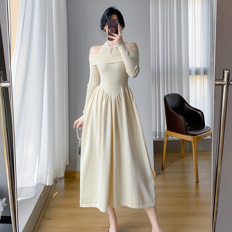 Collection automne/hiver 2024 : Cheongsam deux pièces de style chinois revisité, à porter avec un manteau et une robe en maille._voghion.com