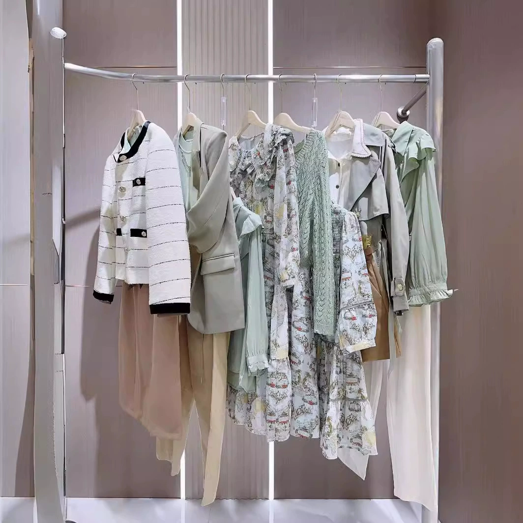 Фирменный шкаф для снятия женской одежды