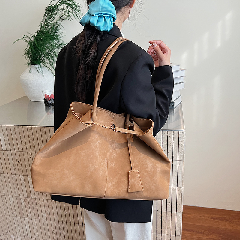 Bolsa de invierno de cuero de seda para mujeres 2025, nueva moda coreana retro bolsas de mano, bolsas de viaje de gran capacidad