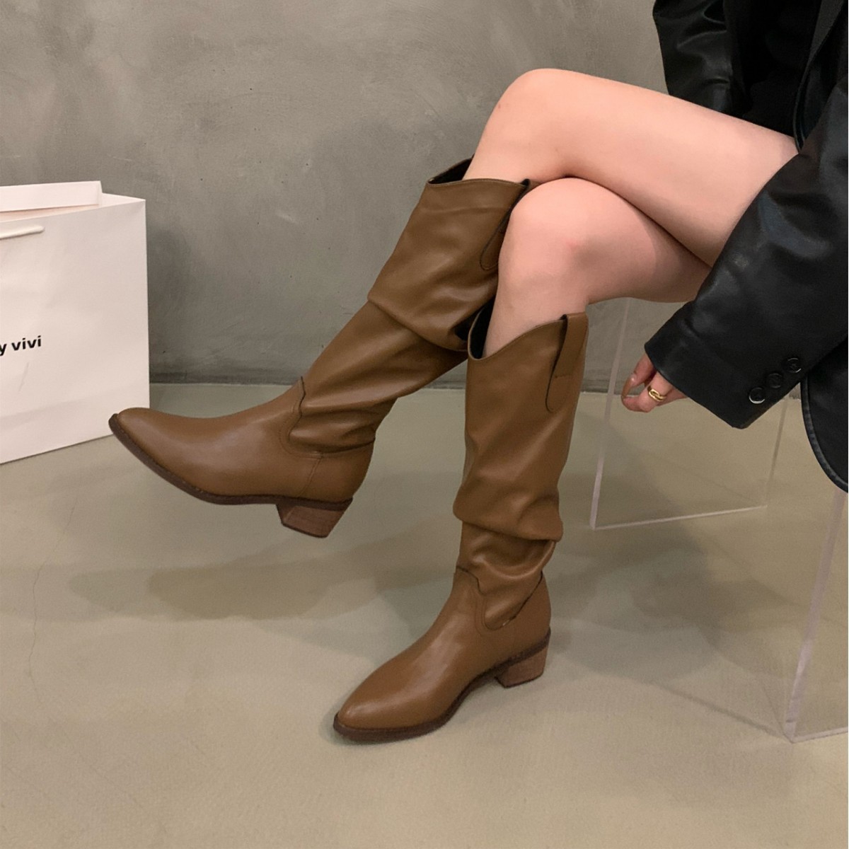 Retro brown fashionable high boots