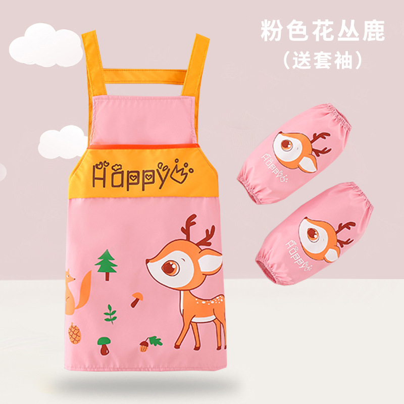 子供のエプロンの絵のカバーの服の男の子の赤ちゃんは食事をします。|undefined