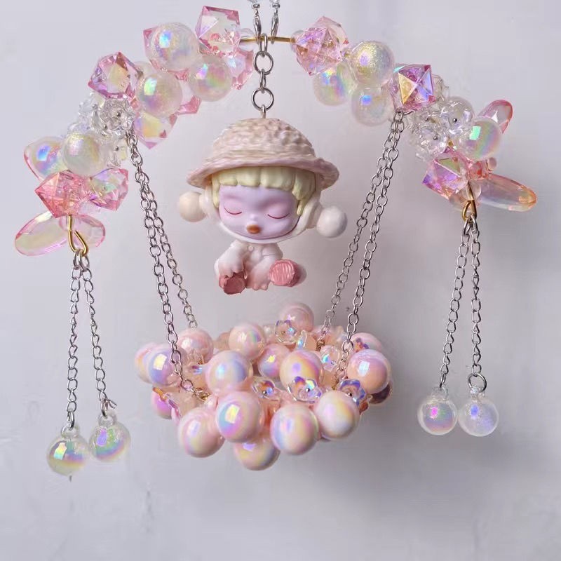 아기를 안고 있는 핑크색 요람 모형(구물)