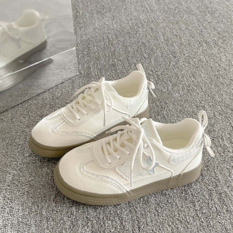 Zapatos blancos de suela gruesa para mujeres 2025 primavera y otoño nuevos zapatos de tablero retro para mujeres nuevos productos de moda zapatos casuales de nicho
