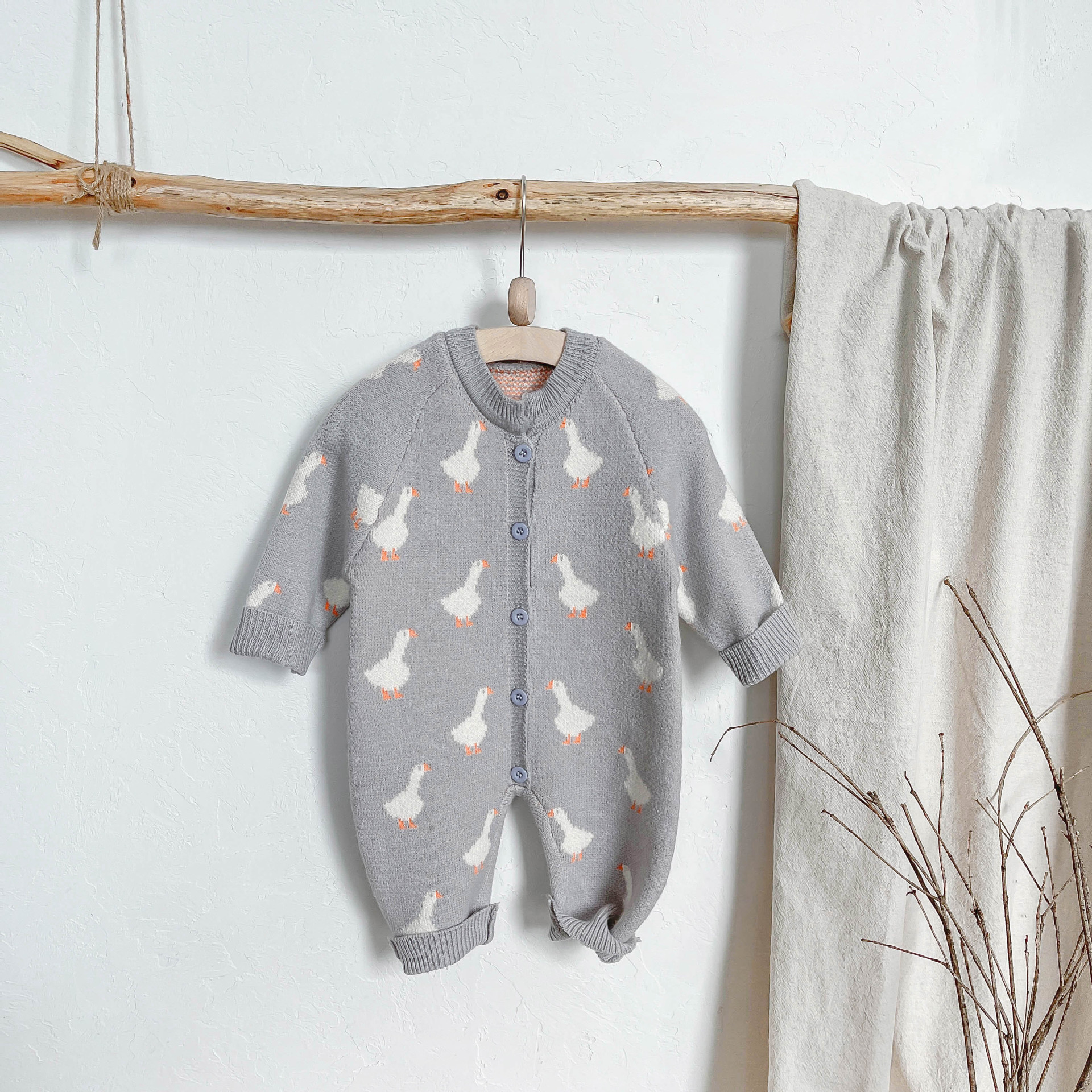 韓国版の乳幼児の春の服の連体の服の男女の赤ちゃんのセーターの新生児の洋気の哈衣は服の外に登ります。