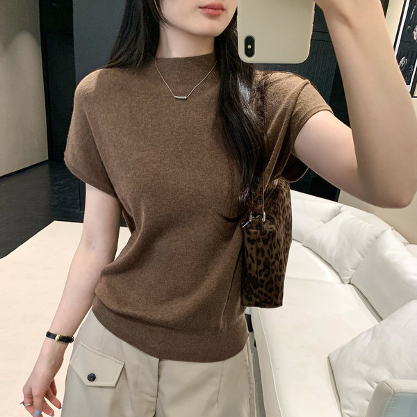 Minimalistic knitted summer fitted sweater sleevless