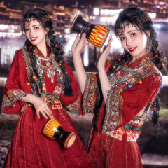 楊さんは同じタイプの赤い鳳凰の古城を超えて、個人旅行で服装の苗疆の少女の異域の風情の古風な写真を撮ります。