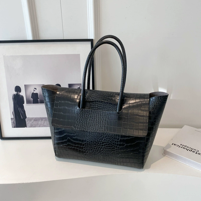 Capacious shoulder bag, Korean style