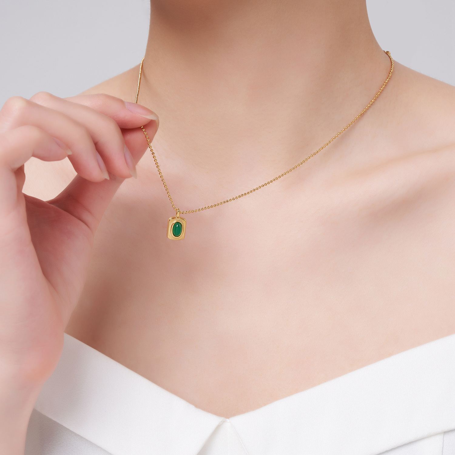 French A small minority design square Emerald Pendant Necklace Retro Green Diamond Bead chain Titanium Necklace clavicle