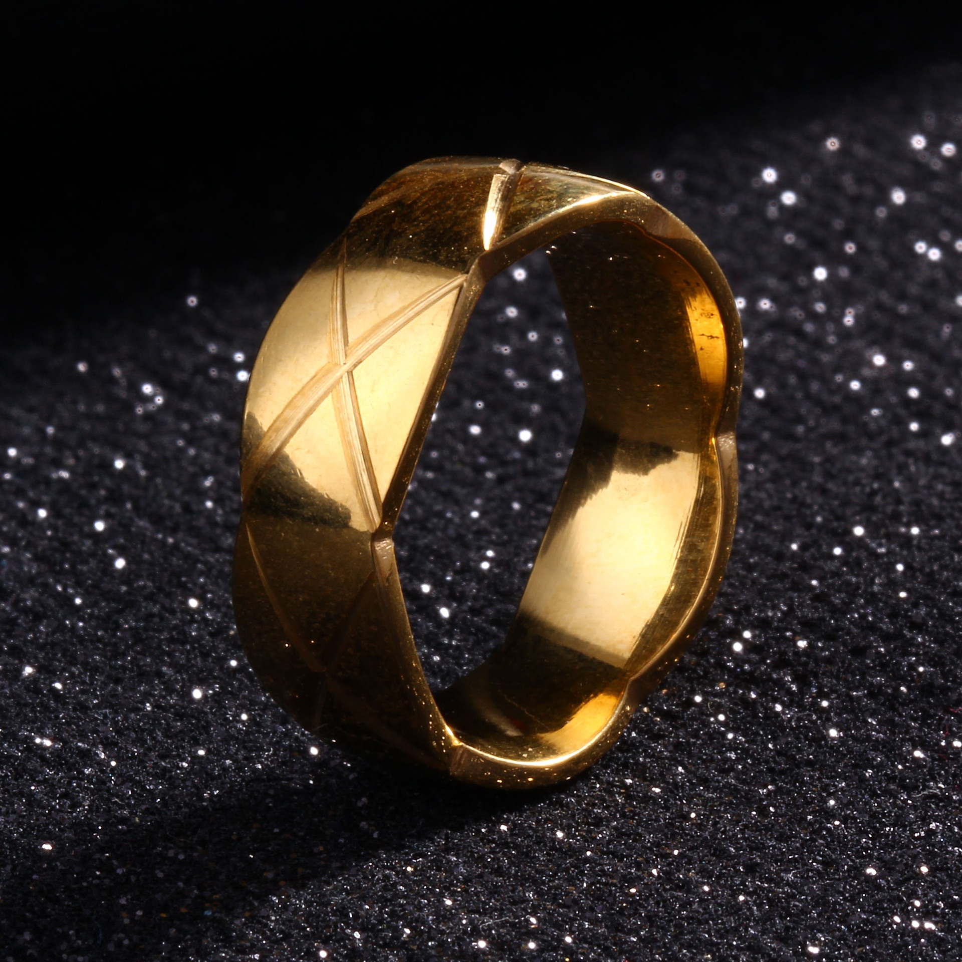 Joyería de estilo europeo y americano con formas irregulares, bordes ondulados y patrones de diamantes, anillos de acero inoxidable y titanio, suministro directo del fabricante.