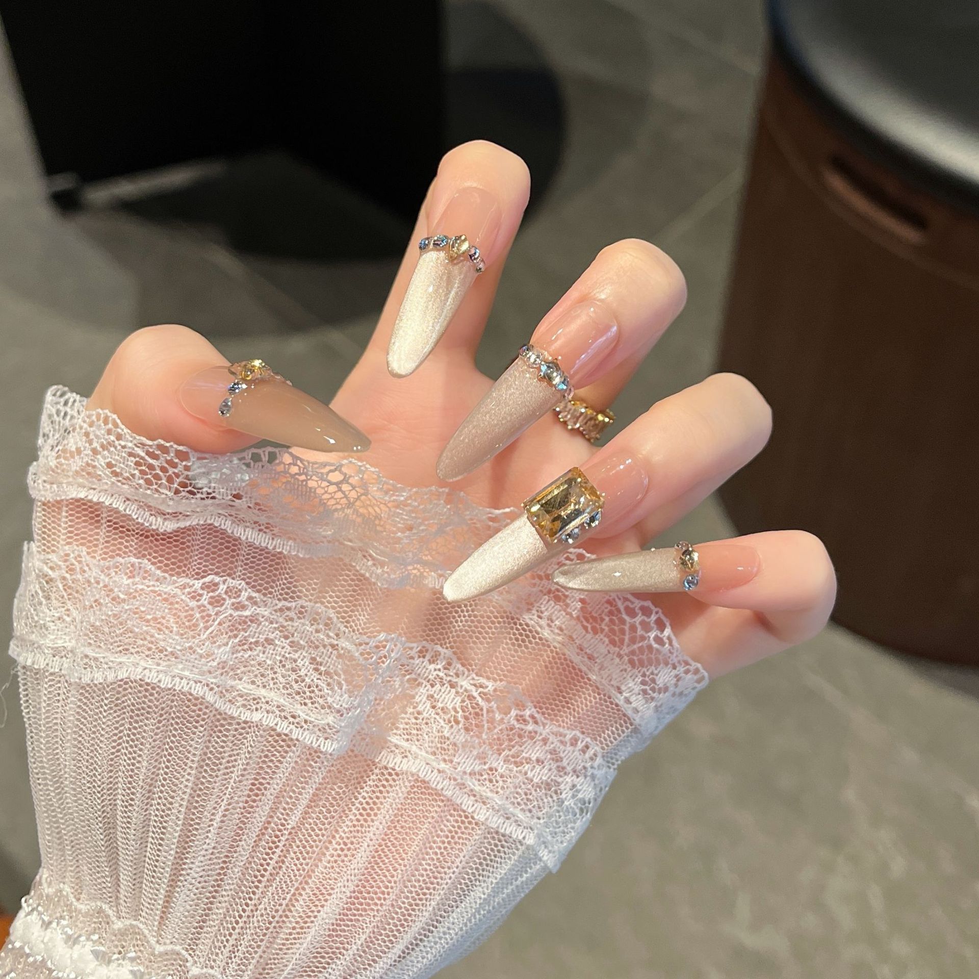 2026 otoño y invierno de alto nivel de sentido de usar uñas champagne oro largo perro fino 4.0 manuales parches de uñas de alto nivel de sentido