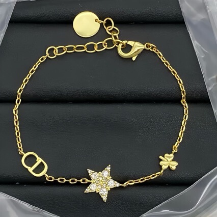 Letter CD star clover bracelet, a fashionable and sweet design for women, featuring a star motif. Direct from the factory Letter CD star clover bracelet, a fashionable and sweet design for women, featuring a star motif. Direct from the factory