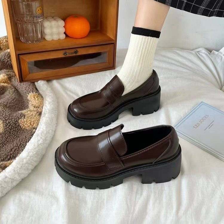 Retro autumn casual footwear with a strap