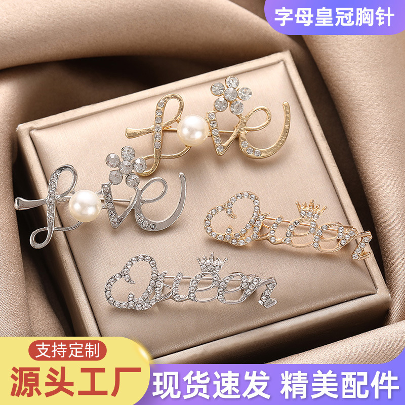 Fashion Queen's High-End Elegant Letter Brooch Korean Style Anti-Exposure Pin Simple and Exquisite Alloy Diamond Pin Fashion Queen's High-End Elegant Letter Brooch Korean Style Anti-Exposure Pin Simple and Exquisite Alloy Diamond Pin